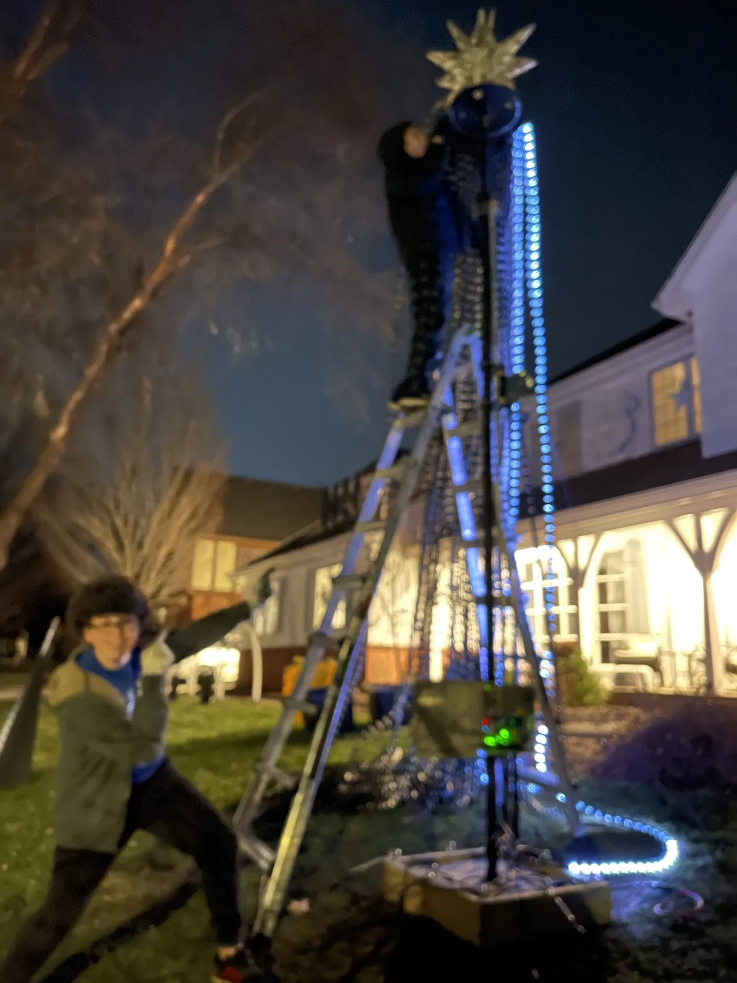 The mega tree star goes on, with Will cheering it up, 2021